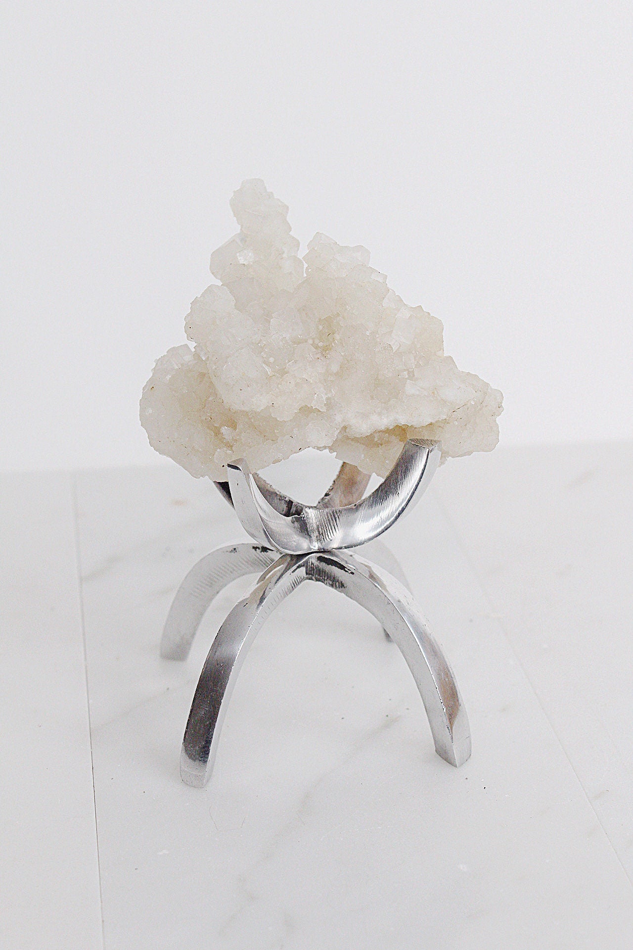 Apophyllite Prehnite Crystal Gift Boho Home Accent Brass Claw Display Stand Pink Quartz Crystal Mineral Brass Modern Claw Stand Boho Decor