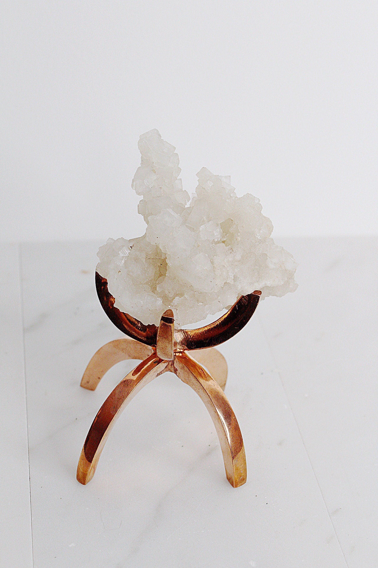 Apophyllite Prehnite Crystal Gift Boho Home Accent Brass Claw Display Stand Pink Quartz Crystal Mineral Brass Modern Claw Stand Boho Decor