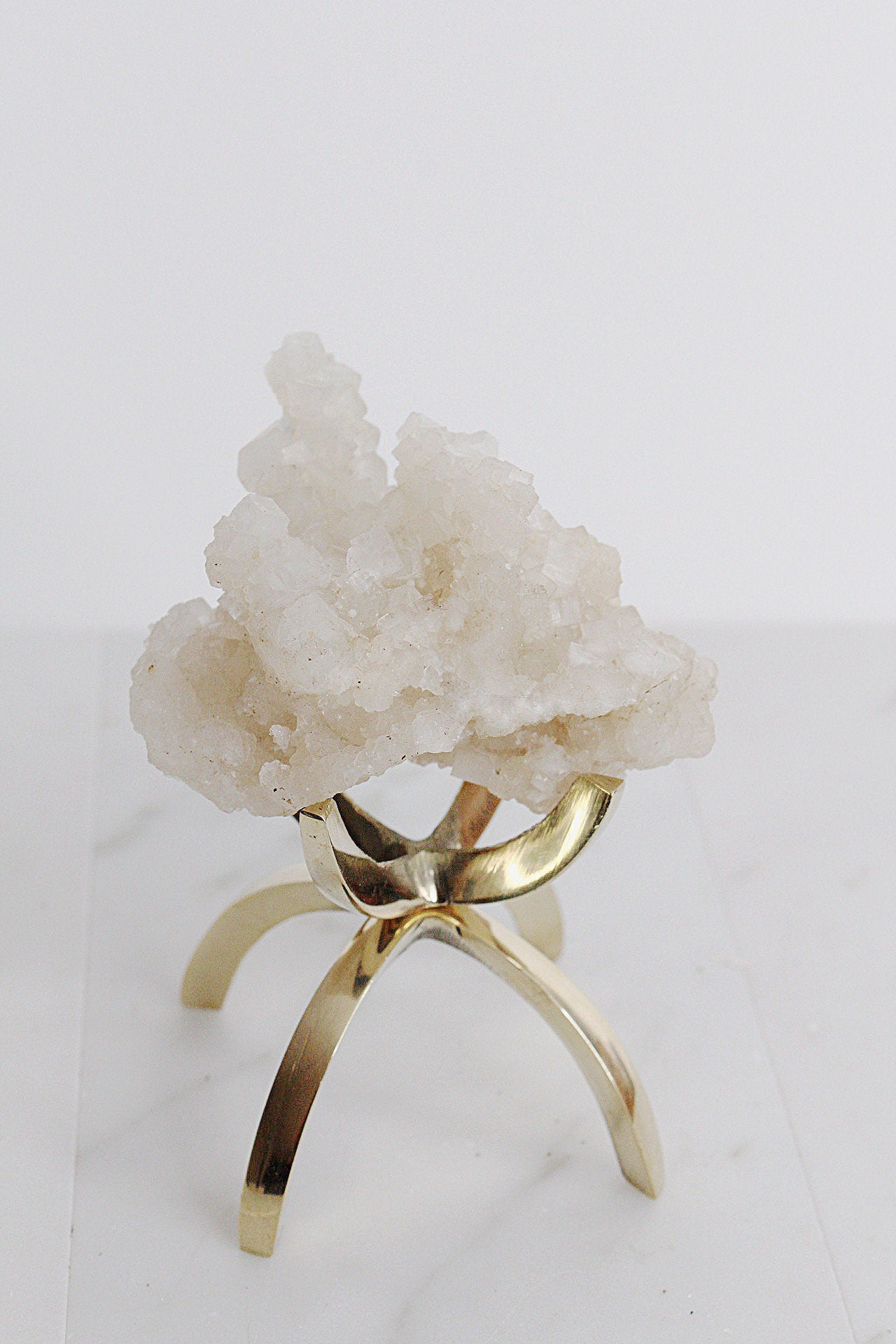 Apophyllite Prehnite Crystal Gift Boho Home Accent Brass Claw Display Stand Pink Quartz Crystal Mineral Brass Modern Claw Stand Boho Decor