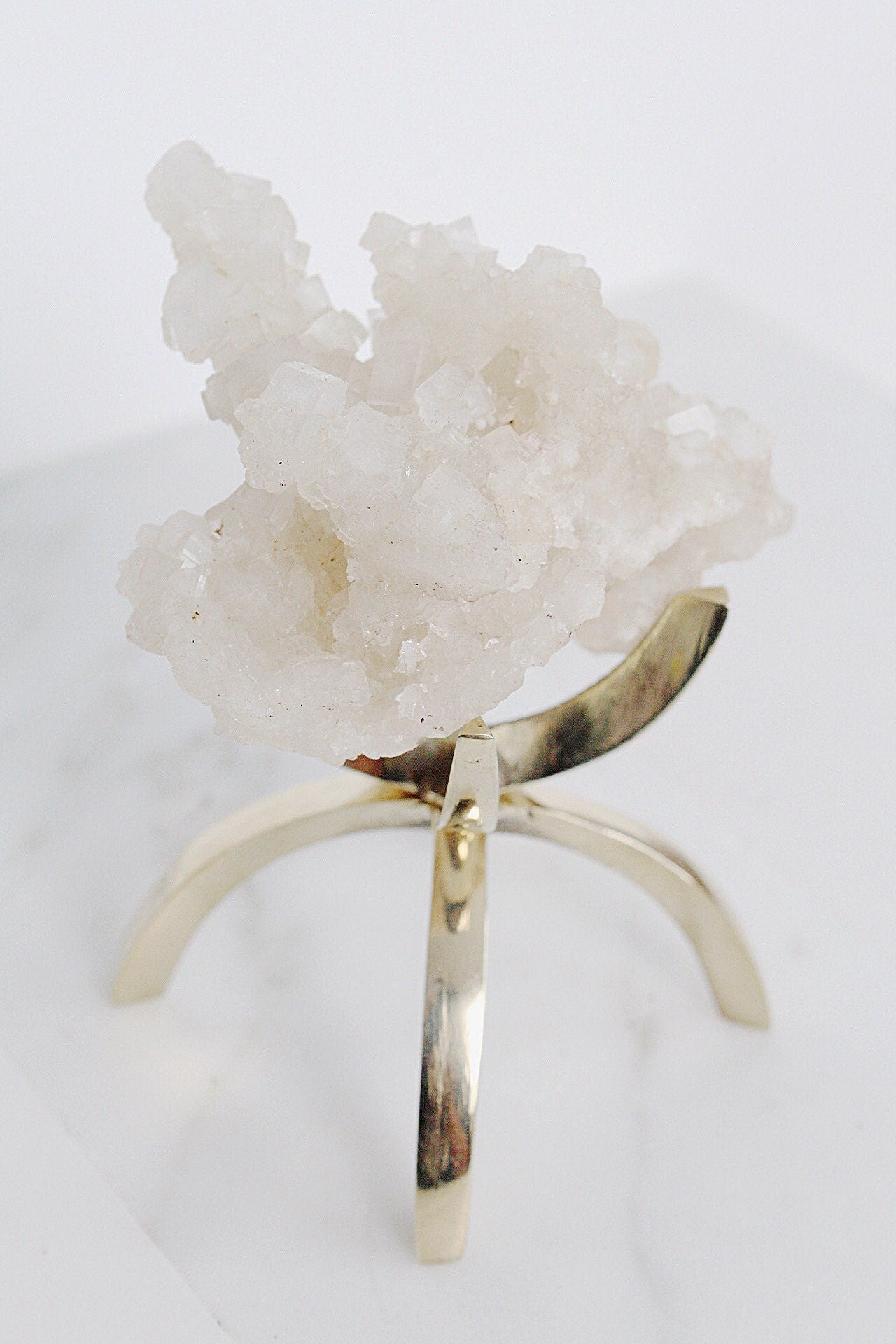 Apophyllite Prehnite Crystal Gift Boho Home Accent Brass Claw Display Stand Pink Quartz Crystal Mineral Brass Modern Claw Stand Boho Decor