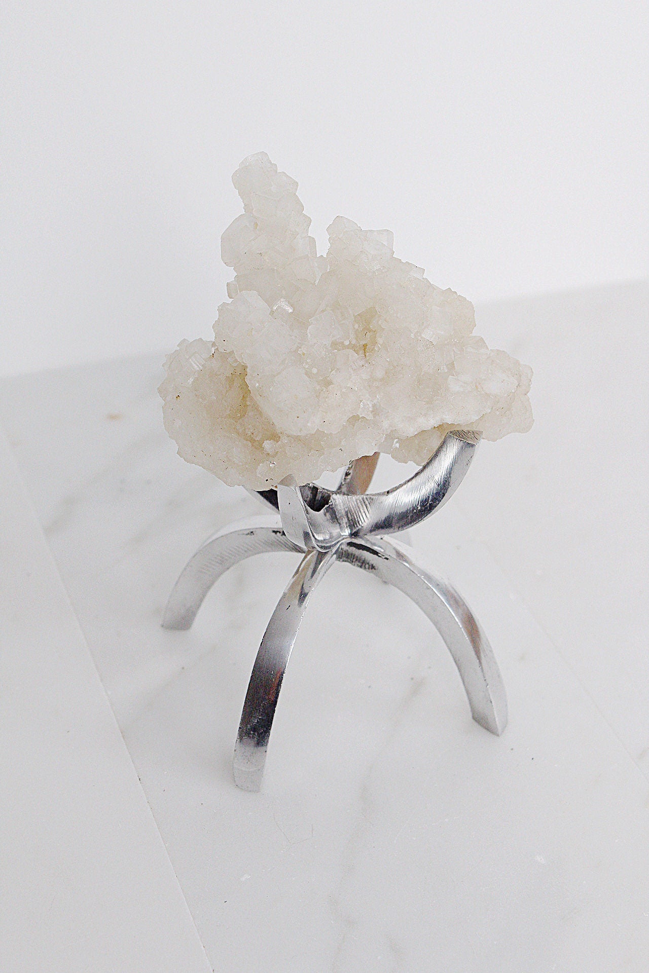 Apophyllite Prehnite Crystal Gift Boho Home Accent Brass Claw Display Stand Pink Quartz Crystal Mineral Brass Modern Claw Stand Boho Decor