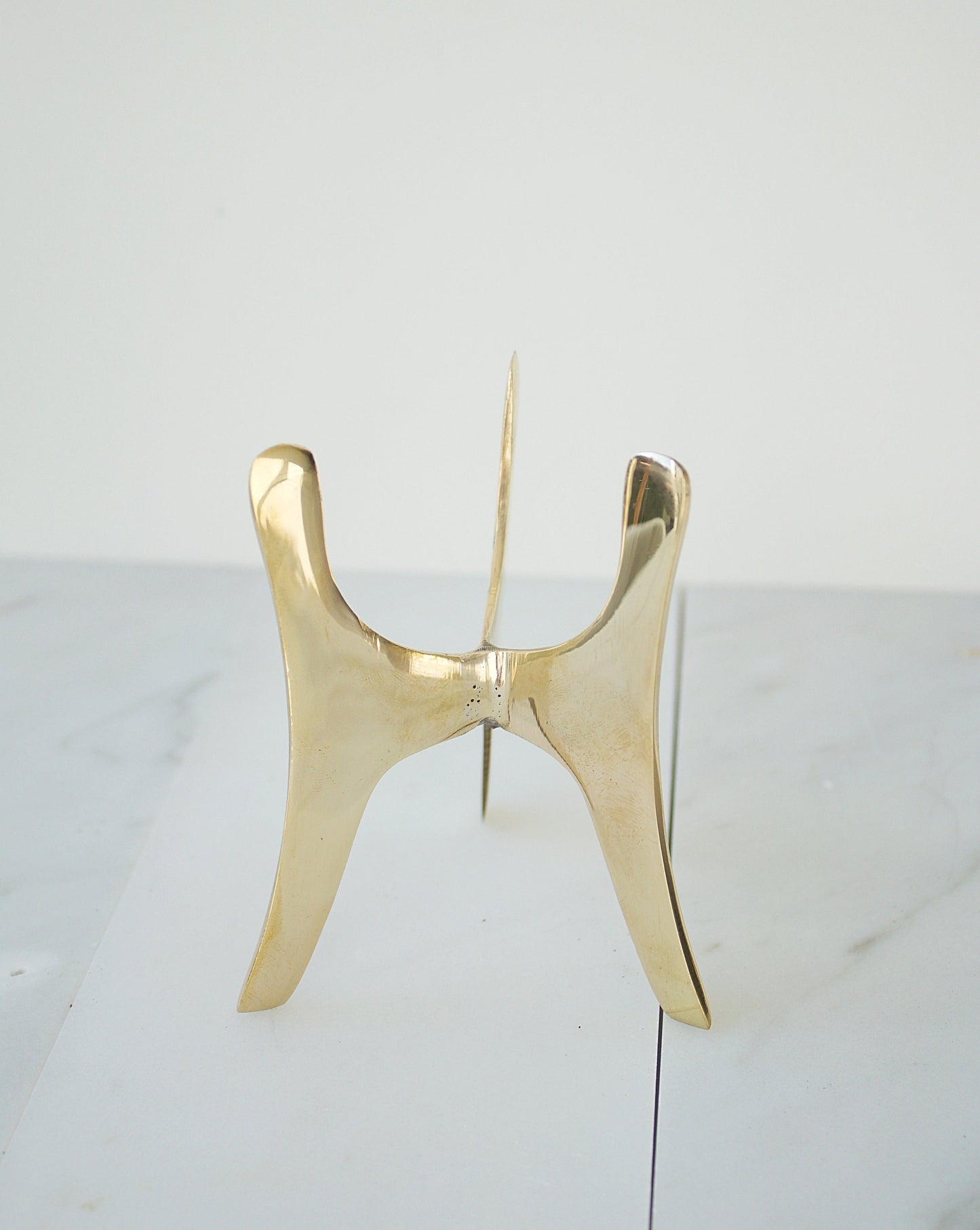 Modern Brass Crystal Tripod Stand Display Brass Crystal Stand Gold Rock Display Holder Sphere Stand Brass Home Decor Minimal Crystal Stand