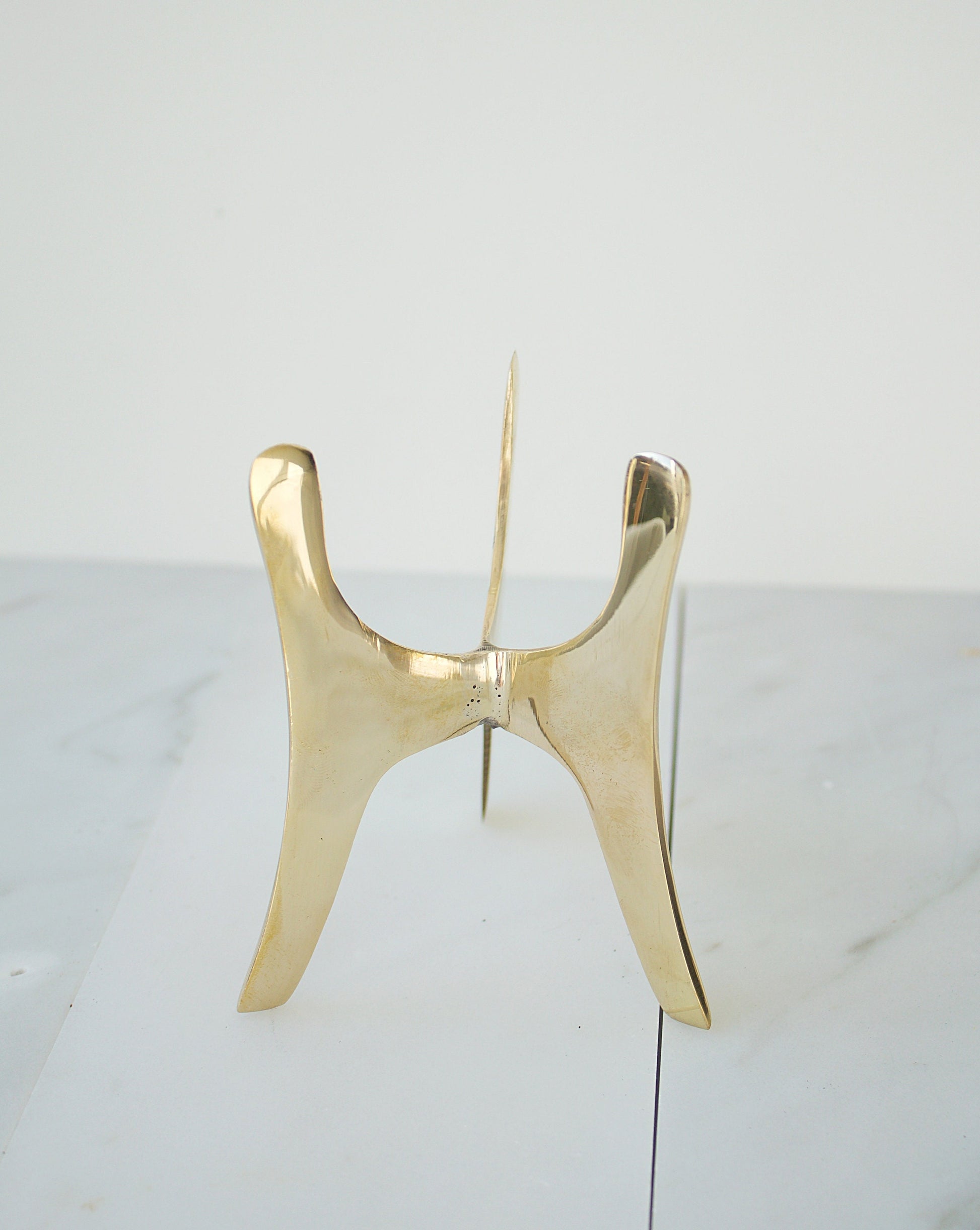 Modern Brass Crystal Tripod Stand Display Brass Crystal Stand Gold Rock Display Holder Sphere Stand Brass Home Decor Minimal Crystal Stand