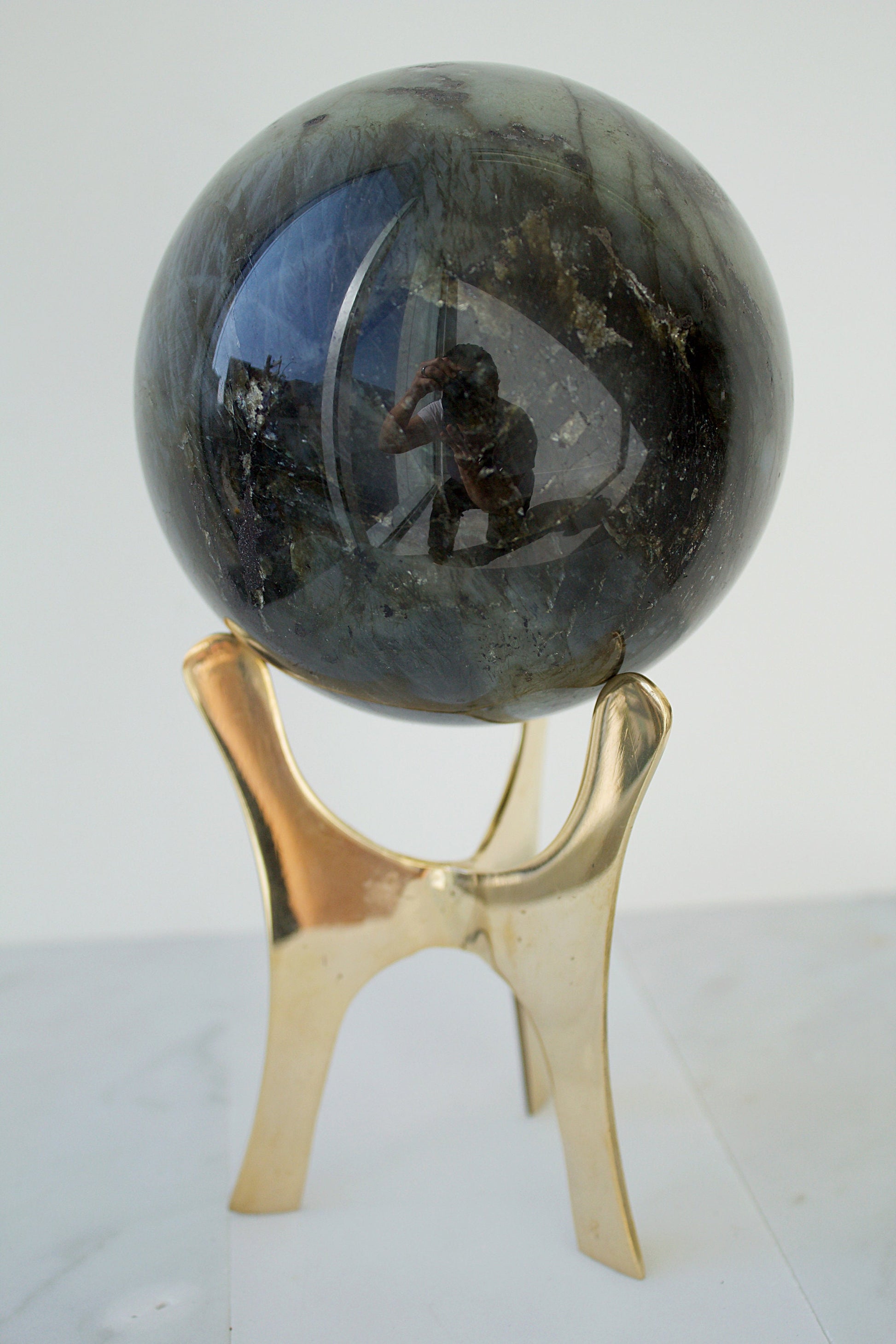 Modern Brass Crystal Tripod Stand Display Brass Crystal Stand Gold Rock Display Holder Sphere Stand Brass Home Decor Minimal Crystal Stand