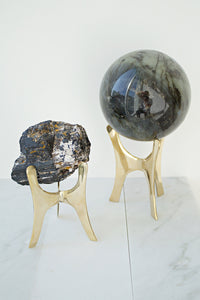 Modern Brass Crystal Tripod Stand Display Brass Crystal Stand Gold Rock Display Holder Sphere Stand Brass Home Decor Minimal Crystal Stand