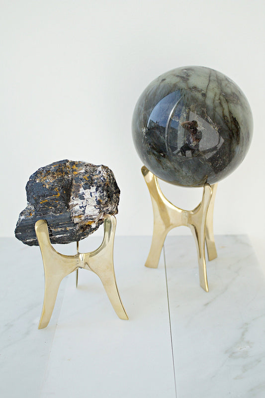 Modern Brass Crystal Tripod Stand Display Brass Crystal Stand Gold Rock Display Holder Sphere Stand Brass Home Decor Minimal Crystal Stand