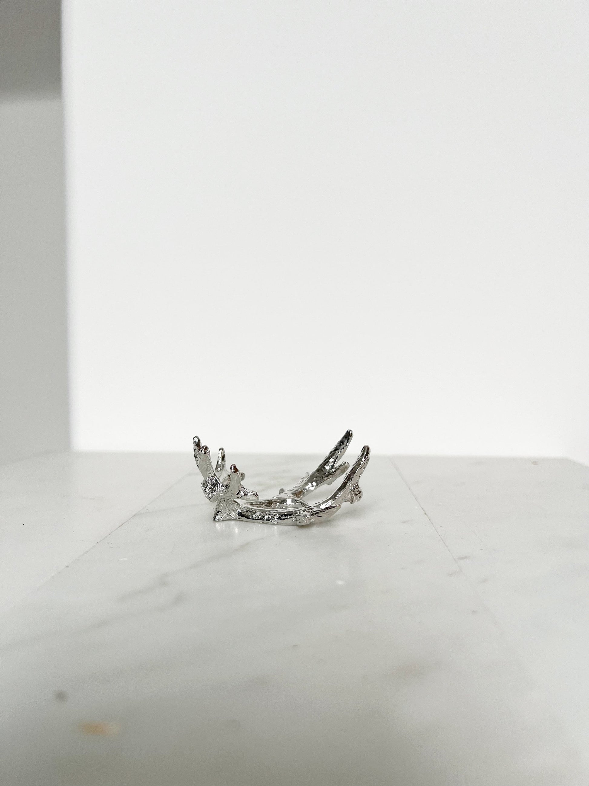 Gold Modern Crystal Sphere Display Stand for Boho Home Decor Stylish Elk Antlers Wood Stone Mineral Display Holder Metal Small Crystal Stand