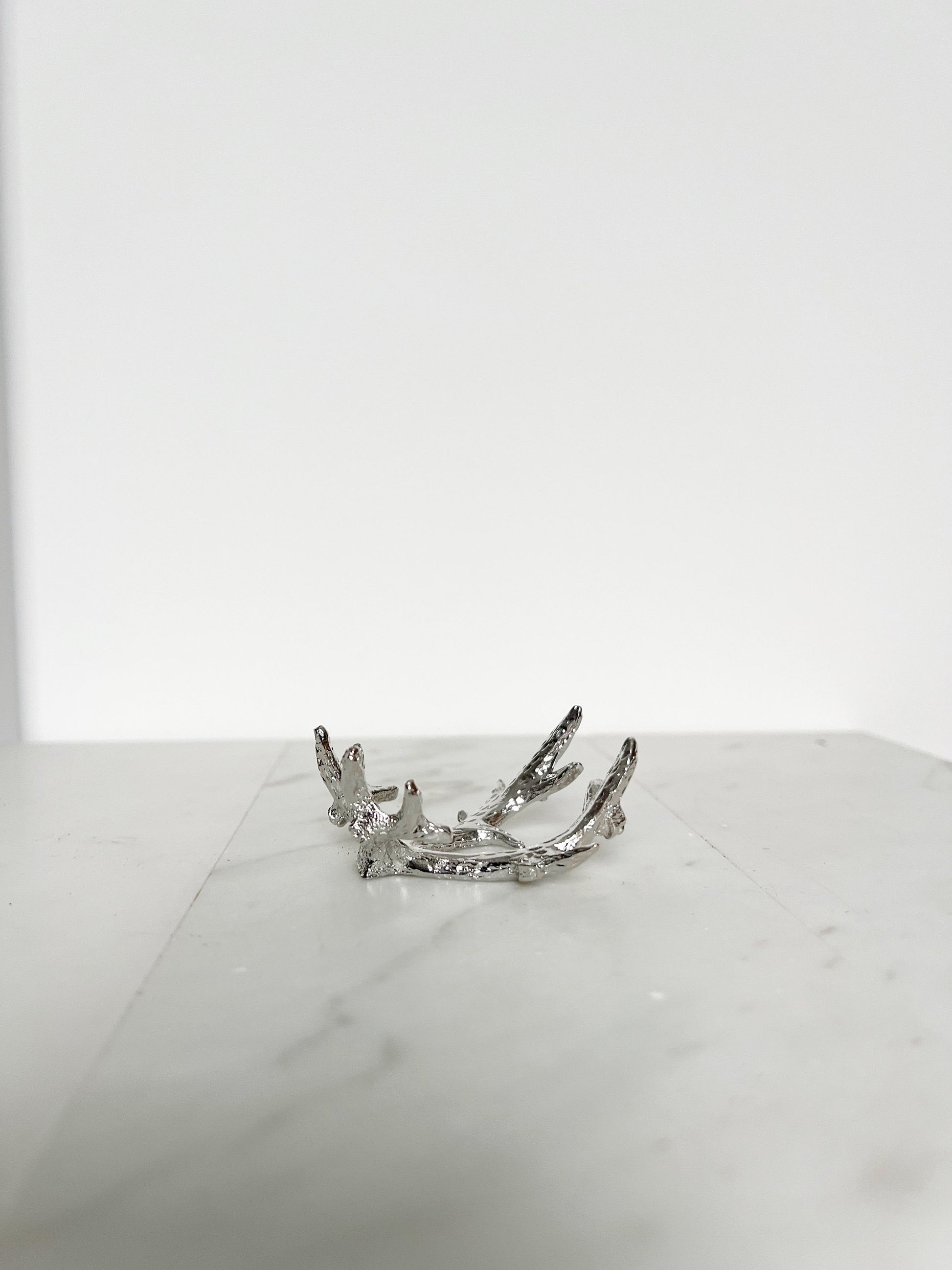 Gold Modern Crystal Sphere Display Stand for Boho Home Decor Stylish Elk Antlers Wood Stone Mineral Display Holder Metal Small Crystal Stand