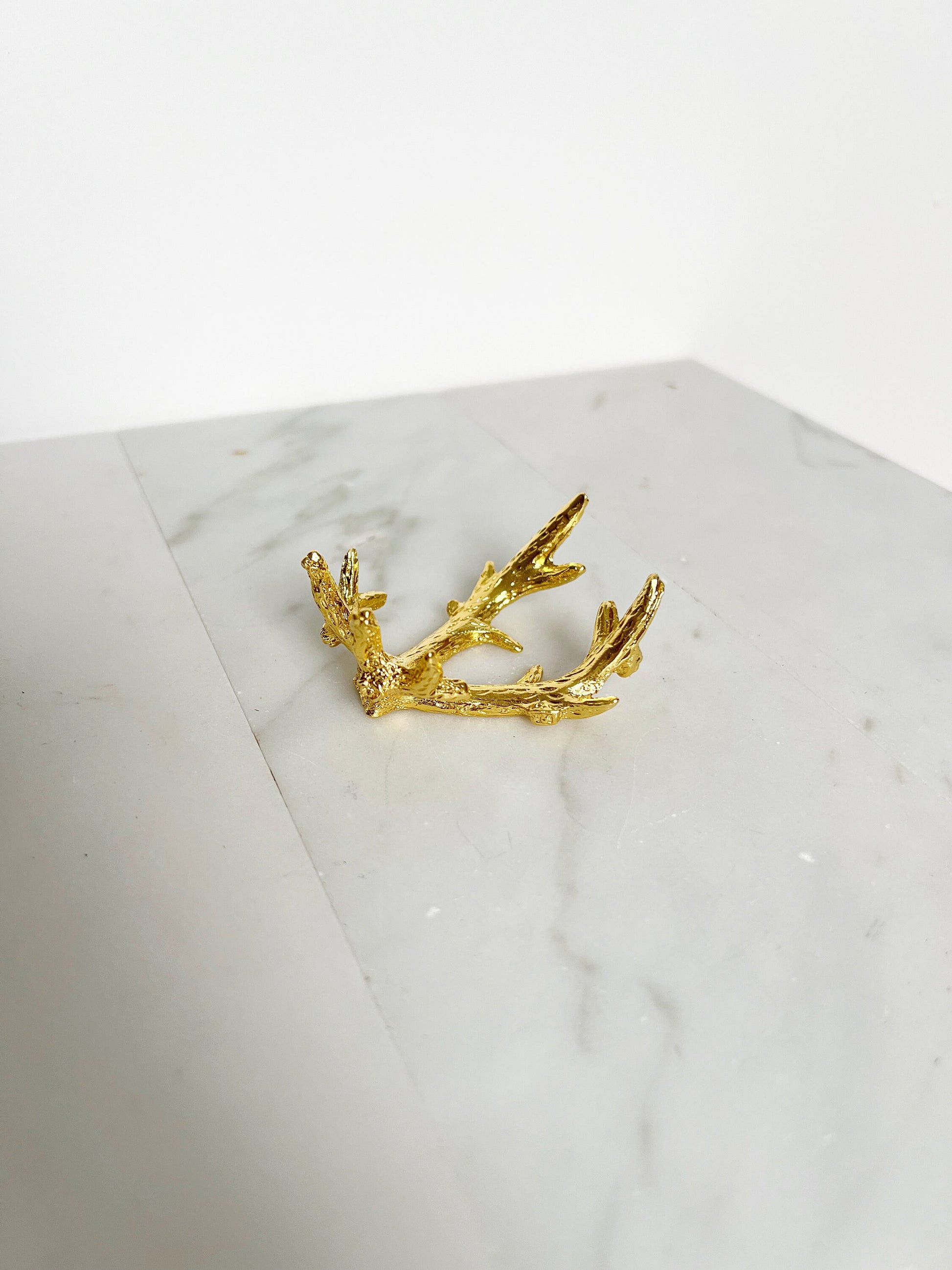 Gold Modern Crystal Sphere Display Stand for Boho Home Decor Stylish Elk Antlers Wood Stone Mineral Display Holder Metal Small Crystal Stand