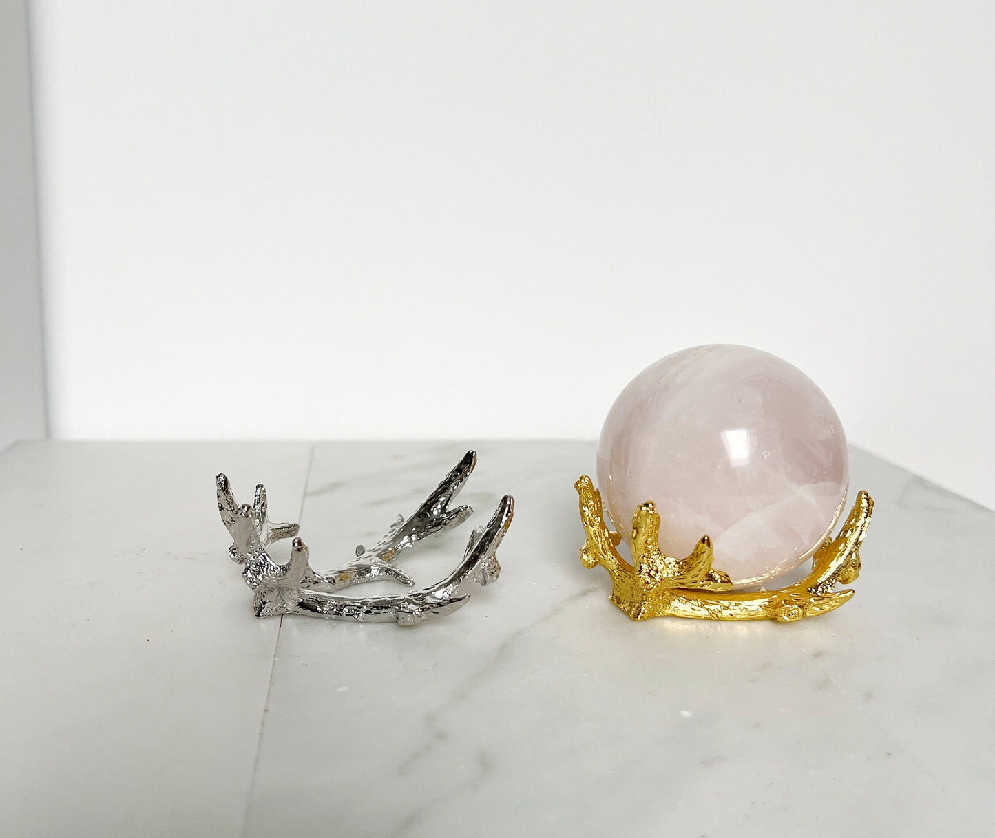 Gold Modern Crystal Sphere Display Stand for Boho Home Decor Stylish Elk Antlers Wood Stone Mineral Display Holder Metal Small Crystal Stand