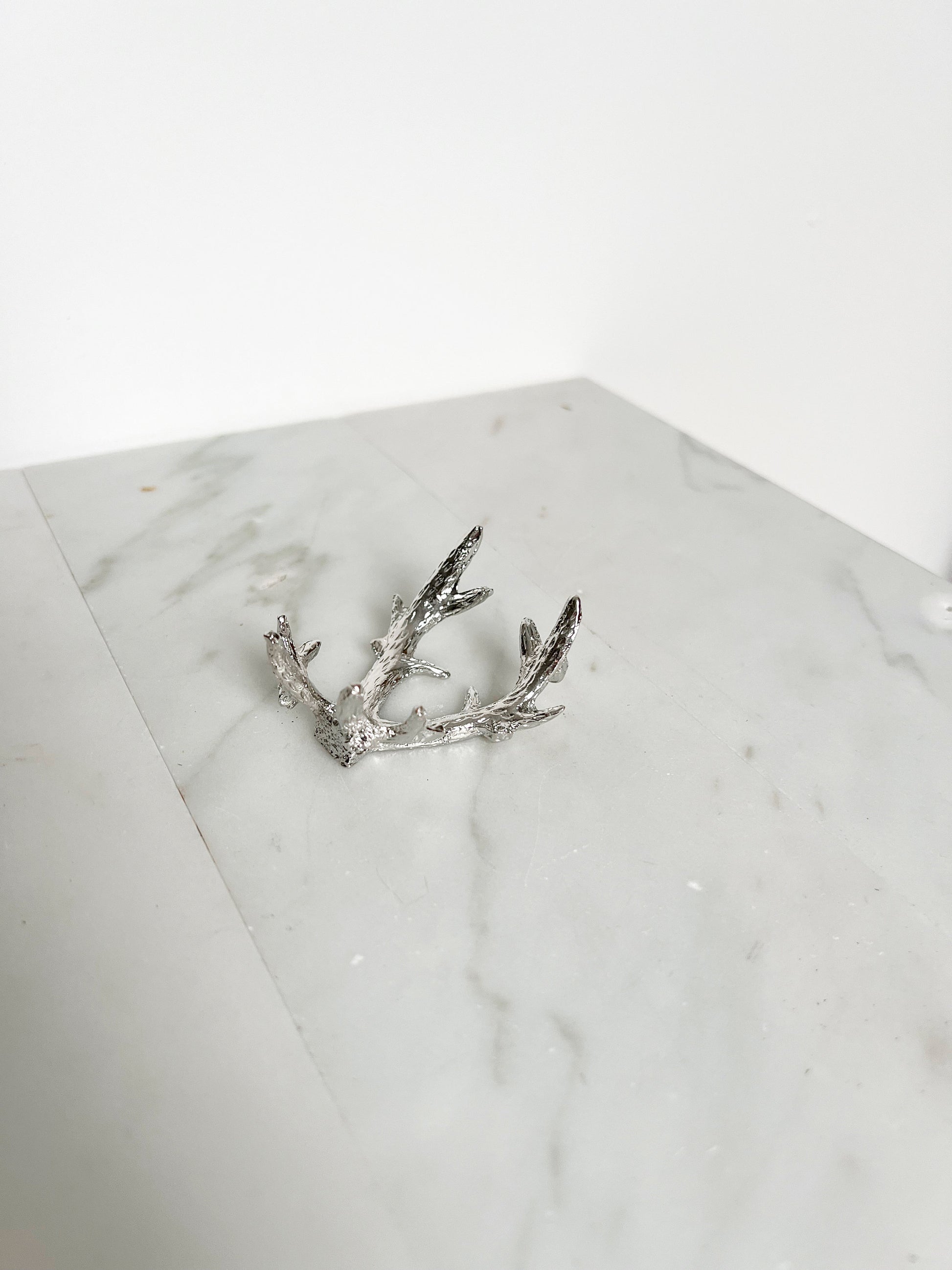 Gold Modern Crystal Sphere Display Stand for Boho Home Decor Stylish Elk Antlers Wood Stone Mineral Display Holder Metal Small Crystal Stand