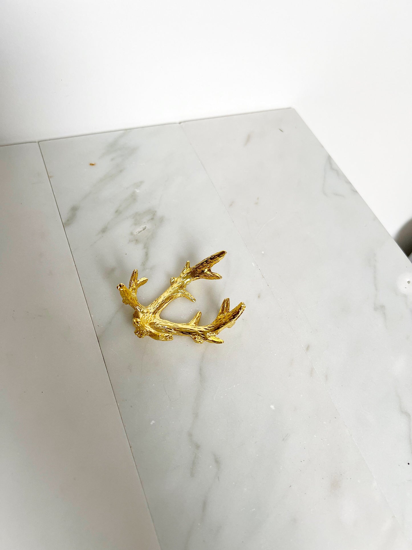 Gold Modern Crystal Sphere Display Stand for Boho Home Decor Stylish Elk Antlers Wood Stone Mineral Display Holder Metal Small Crystal Stand