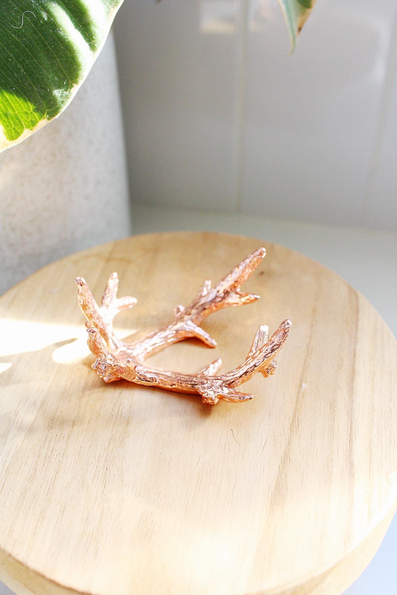 Gemstone Display Stand Nature Steel Crystal Stand Meditation Room Decor Feng Shui Accent Compact Crystal Ball Holder Rustic Home Decor Gift Crystal Enthusiast Unique Gift Idea