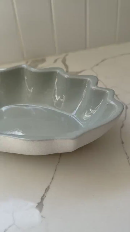 Cerulean Stoneware Kitchen Bowl – Coastal Clamshell Design for Dining
